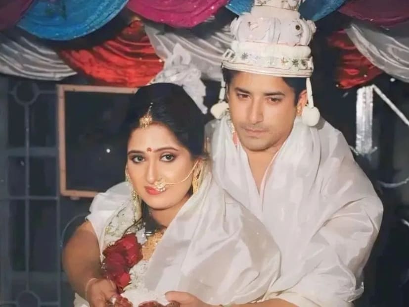এই তালিকায় আছেন টেলিতারকা ঋষি কৌশিক। তাঁর একটি ফেসবুক পোষ্ট থেকে শুরু জল্পনা। অভিনেতা সোশ্যাল মিডিয়ায় লিখেছিলেন, ‘মেরুদণ্ডহীন, আত্মসম্মানহীন, লোভী এবং আপাদমস্তক ভুল মানুষের সাথে পথ চলার চাইতে সারা জীবন একলা চলা অত্যন্ত সুখ, শান্তি এবং সম্মানের।’ 