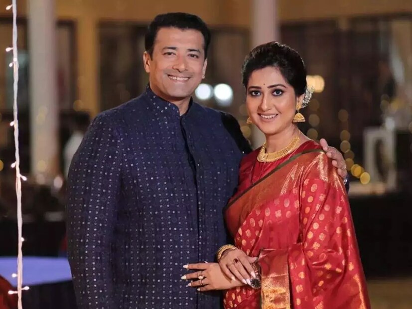 এর পরেই তাঁদের দীর্ঘ ১২ বছরের দাম্পত্য ভাঙার গুঞ্জনে উত্তাল হয় টলিপাড়া। বৃহস্পতিবার সোশ্যাল মিডিয়ায় ফের একটি দীর্ঘ পোস্ট করেন ঋষি৷ তা নিয়েও শুরু হয় চর্চা৷ তারপর, বিচ্ছেদের চর্চায় মুখ খোলেন অভিনেতার স্ত্রী। তিনি জানান, ‘আমার বিরুদ্ধে আনা অভিযোগ সম্পূর্ণ মিথ্যে, অসত্য, অযৌক্তিক এবং কাল্পনিক।  আমি এ বিষয়ে আইনি সহায়তা চেয়েছি এবং খুব শীঘ্রই প্রয়োজনীয় ব্যবস্থা গ্রহণ করব। আমি এখনও এ সম্পর্কে বেশি কথা বলার জায়গায় নেই।’