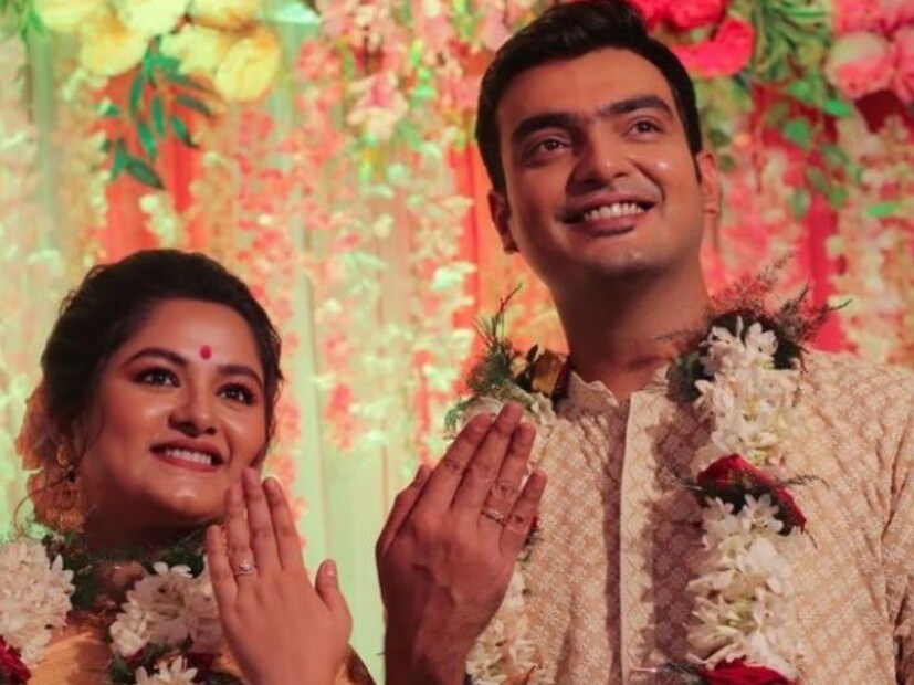 অপরদিকে, ২বছরের মধ‍্যে ঘর ভাঙছে ইপ্সিতা-অণর্বের। গতমাসেই নাকি বিবাহবিচ্ছেদ হয়েছে অর্ণব-ইপ্সিতার। ইতিমধ্যেই নিজের প্রোফাইল থেকে ঈপ্সিতার সঙ্গে সমস্ত ছবি মুছে ফেলেছেন অর্ণব। ইপ্সিতা মুখোপাধ্যায় এবং অর্ণব বন্দ্যোপাধ্যায় টলিপাড়ার এক জনপ্রিয় জুটি। 