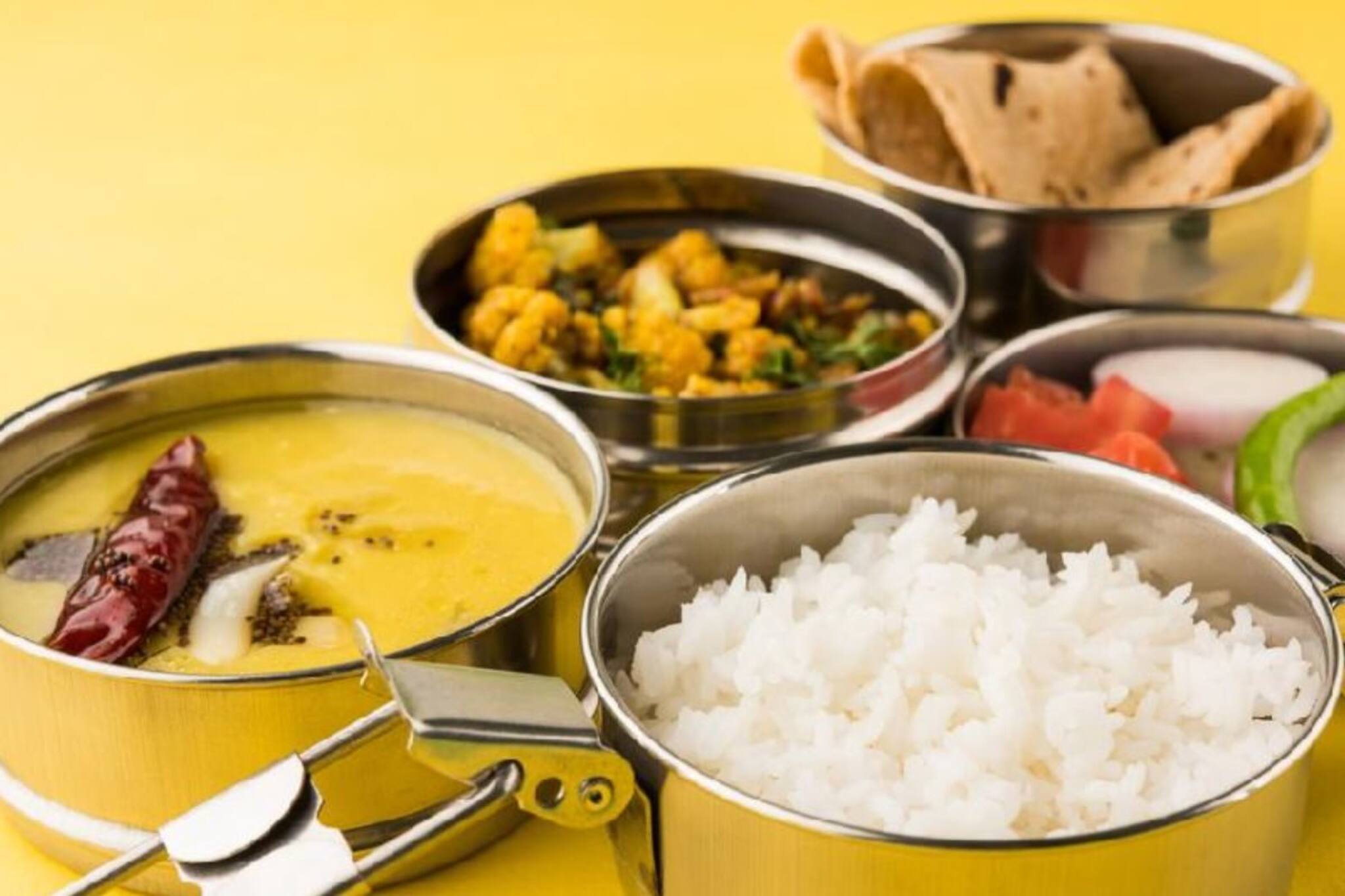 টিফিন বক্স খুললেই দুর্গন্ধ! সাবান দিলেও যাচ্ছে না? সুপারহিট ৪ টোটকায় মুশকিল আসান