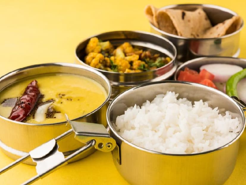 গবেষণায় দেখা গেছে, সময়মতো লাঞ্চ করলে ওজন কমানো সহজ হয়, তবে দেরিতে লাঞ্চ করলে প্রক্রিয়াটি বাধাগ্রস্ত হতে পারে। লাঞ্চে লিন প্রোটিন, হোল গ্রেন এবং সবজি রাখা স্বাস্থ্যকর।