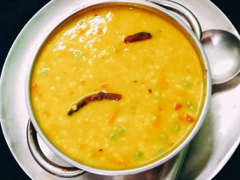 মুগের ডালঅনেকেই সব্জি দিয়ে মুগ ডাল রান্না করেন। ভাজা মুগের ডাল রান্না করলে ফোড়ন হিসাবে দিন শুকনো লঙ্কা ও সাদা জিরে। দিতে পারেন আদা বাটাও। স্বাদ ভাল হবে।