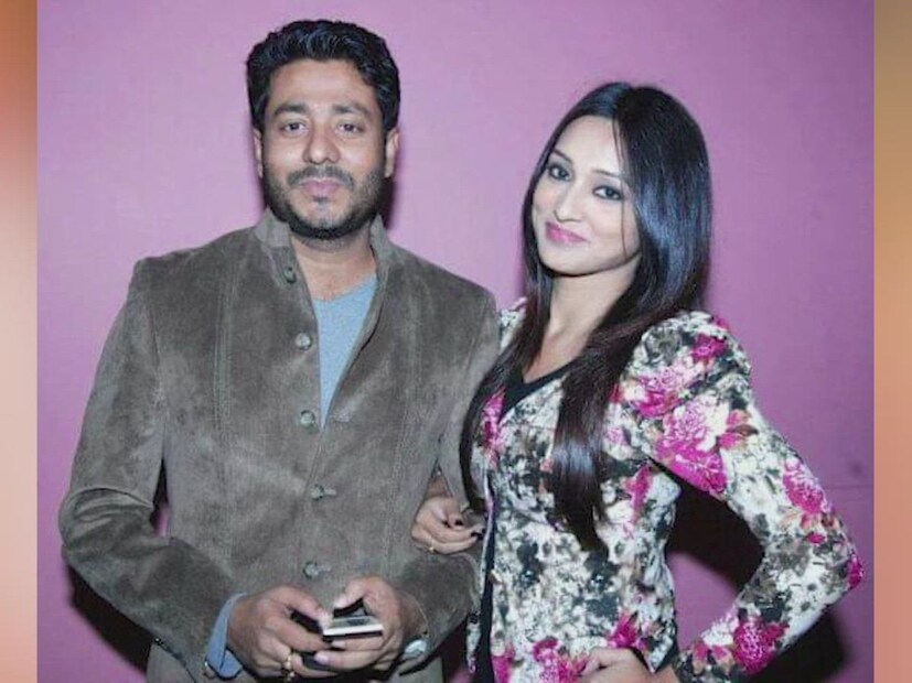 রাজ চক্রবর্তী- মিমি চক্রবর্তী: পরিচালক-নায়িকার প্রেম নতুন কিছু নয়। রাজ চক্রবর্ত্তী- মিমি চক্রবর্ত্তী কখনই তাঁদের সম্পর্ক অফিসিয়াল করেননি কিন্তু রাজ এবং মিমির সম্পর্ক টলি ইন্ডাস্ট্রিতে একটি ওপেন সিক্রেট ছিল। পার্টি থেকে অ্যাওয়ার্ড শো সব জায়গাতেই একই সঙ্গে দেখা যেত এই জুটিকে। রাজের পরিচালনায় 'বোঝে না সে বোঝে না', 'প্রলয়', 'যোদ্ধা:দ্য ওয়ারিয়র', 'কাটমুণ্ডু'-র মতো ছবিতে অভিনয় করেছেন মিমি। কিন্তু হঠাৎ ছেদ পড়ে সম্পর্কে৷ তুর্কি বন্ধুকে নিয়ে মিমির বিরুদ্ধে রাজের অভিযোগ ছিল, তবে সেই অভিযোগ অস্বীকার করেন মিমি৷ মিমির কথায় ওটা ভুল বোঝাবুঝি ছিল। ২০১৮ সালে পরিচালক রাজ চক্রবর্ত্তীকে বিয়ে করেন অভিনেত্রী শুভশ্রী গঙ্গোপাধ্যায়কে।