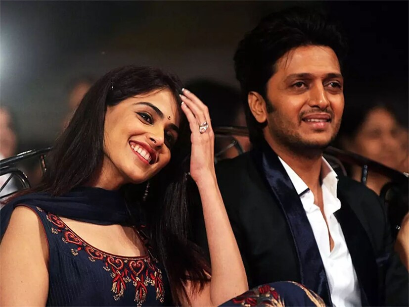 অভিনেতা রিতেশ দেশমুখকে বিয়ে করেছেন জেনেলিয়া। সূত্রের মতে, ডি'সুজা এবং রিতেশ দেশমুখ তাদের প্রথম ছবি, তুঝে মেরি কসমের পর থেকেই সম্পর্কে ছিলেন। এই দম্পতি অবশেষে ৩ ফেব্রুয়ারি, ২০১২ তারিখে গাঁটছড়া বাঁধেন এবং রিয়ান এবং রাহেল নামে দুটি পুত্রের জন্ম দেন।