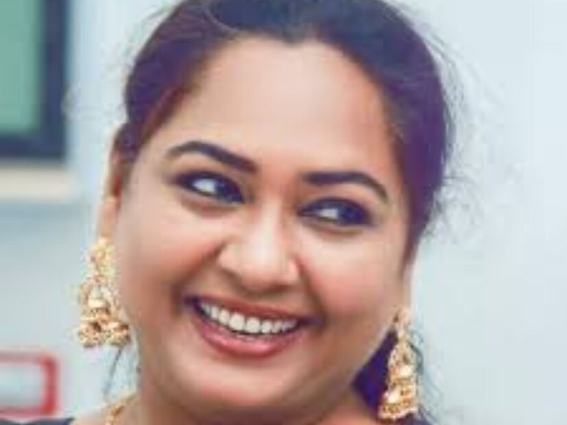 তিনি জানান, ১৯৯২ সালের ঘটনা। সেই সময় তিনি ওই সিনিয়র তারকা এবং মোহনলালের সঙ্গে একটি কাজের শ্যুটিং করছিলেন। আর তখনই ঘটেছিল এই ঘটনাটি।