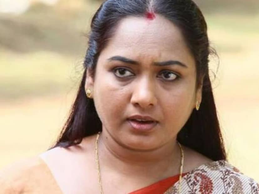 মনোরমা অনলাইনের প্রতিবেদন থেকে জানা গিয়েছে যে, ১৯৯২ সালে গালফের একটি প্রোজেক্টে কাজ করছিলেন ঊষা। সেই সময়েই সিনিয়র অভিনেতা লিফটের মধ্যেই তাঁর সঙ্গে অভব্য আচরণ করেছিলেন। ঊষা জানিয়েছেন যে, সঙ্গে সঙ্গেই তিনি ওই অভিনেতার গালে সপাটে চড় কষিয়ে দিয়েছিলেন।