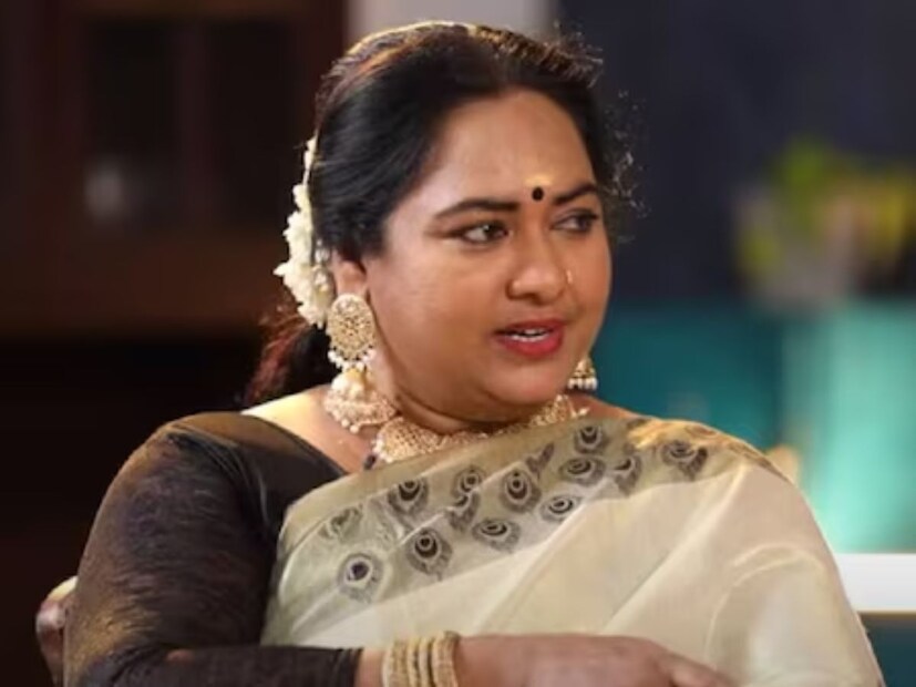 ঘটনার স্মৃতি হাতড়ে ঊষা বলেন, “বাহরাইনে একটা শো হচ্ছিল। তো শোয়ের পর আমরা বিমানবন্দরে যাওয়ার জন্য অপেক্ষা করছিলাম। সকলেই ক্লান্ত ছিলেন। মোহনলাল আমাদের জিনিসপত্র হলে নিয়ে যেতে বলে জানিয়েছিলেন যে, আমরা সেখানে বসতে পারি।