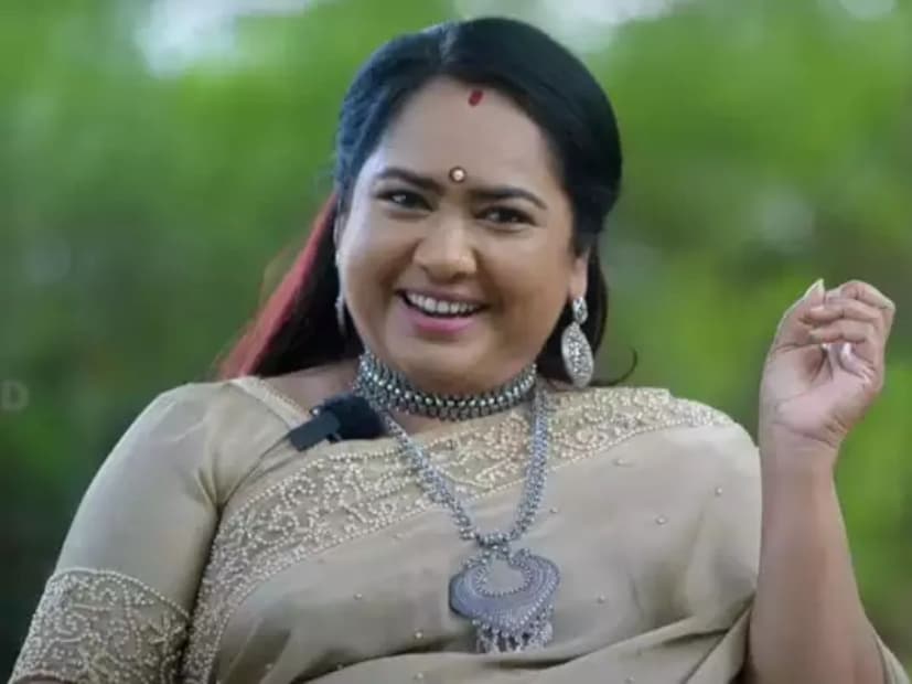 মণীষা, রেবতী, সুকুমারী এবং অন্যান্যরাও সেখানে ছিলেন। আমি আমার মালপত্র নিয়ে লিফটে উঠি। সেখানেই ছিলেন ওই অভিনেতা। আমরা নিচে যাচ্ছি কি না, প্রশ্ন করেছিলেন তিনি। এরপর লিফটের দরজা বন্ধ হতেই অভব্য আচরণ শুরু করেন ওই অভিনেতা। আমিও তাঁকে আঘাত করি। ততক্ষণে পরের ফ্লোরে পৌঁছে গিয়েছিল লিফট।”