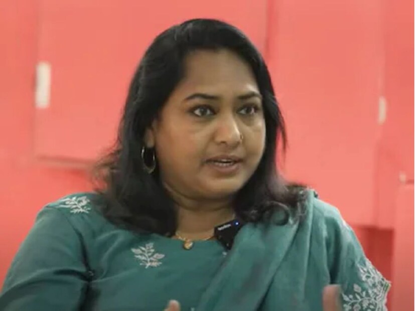 ঊষা বলে চলেন, “অভিনেত্রী সুকুমারী লিফটে প্রবেশ করে জানতে চান, কী হয়েছে! আমি তাঁকে সব বলি। আর এ-ও বলি যে, এটা আমি সবাইকে জানাব। এরপর মোহনলাল এসে বিষয়টি জানতে চান। আমি তাঁকেও সবটা বলি। ওঁরা দু’জনেই আমায় শান্ত করে জানান যে, আমি ঠিকই করেছি।