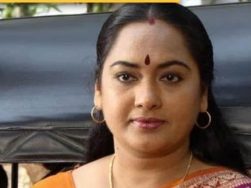 তবে প্রতিষ্ঠানে যখন অভিযোগ জানাই, তখনই সমস্যার সূত্রপাত। ওরা আমায় ‘অহঙ্কারী’ বলে দাগিয়ে দেয়। এখানেই শেষ নয়, আমায় বলা হয়, সুপারস্টারদের দিকে আঙুল তোলার আমি কে? ফলে আমার কাছে ছবির অফার আসাও বন্ধ হয়ে যায়।”