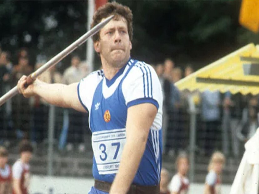 Javelin Throw’s ‘Eternal Record’:  সদ্য শেষ হয়েছে প্যারিস অলিম্পিকস ২০২৪। এই প্রতিযোগিতায় অ্যাথলেটিক্সের ইতিহাসে যোগ হয়েছে এক নয়া অধ্যায়। বর্শা ছোড়া বা জ্যাভলিন থ্রো ইভেন্টে শুধুমাত্র স্বর্ণপদকই জয় করেননি পাকিস্তানের আরশাদ নাদিম। সেই সঙ্গে এক রেকর্ডও গড়েছেন তিনি। আসলে ৯২.৯৭ মিটার থ্রো দিয়েই রেকর্ডটা তৈরি করেছেন নাদিম। তবে একজনের রেকর্ড ভাঙতে পারেননি নাদিম। Photo: Instagram