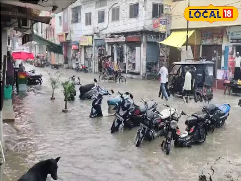 বৃষ্টির পর রাস্তাগুলিতে এক ফুট জলের নিচে চলে যায়৷  এর ফলে রাস্তার পাশে রাখা বাইকের চাকা জলের নীচে চলে গেছে৷