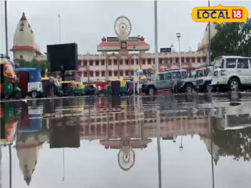 ক্যান্টমেন্ট রেলওয়ে স্টেশনের বাইরেও জলের নীচে রাস্তা৷  যার কারণে স্টেশনে যাতায়াতকারী যাত্রীদের প্রবল  সমস্যায় পড়তে হয়েছে।