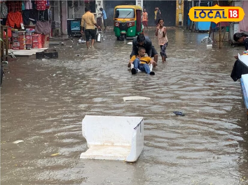 এ ছাড়াও বিভিন্ন জনবহুল জায়গার বাজারেও প্রচুর জল দাঁড়িয়েছে৷  এখানে এতটাই  জলে ভরে রয়েছে থার্মোকলের নৌকা বানিয়ে সাধারণ মানুষেরা মজা করতে দেখা গেছে।