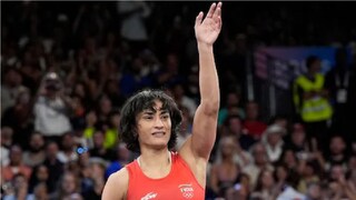 ভিনেশ ফোগটের রুপো নিয়ে সিদ্ধান্ত রইল ঝুলে 