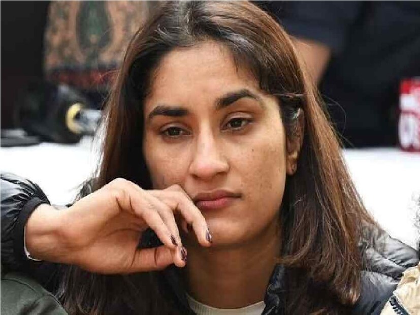 ভিনেশ ফোগাট, বজরং পুনিয়া, সাক্ষী মালিক এবং অন্যান্য বেশ কিছু বিখ্যাত কুস্তিগীররা ১৮ জানুয়ারি নতুন দিল্লির যন্তর মন্তরে জড়ো হয়েছিল তৎকালীন WFI সভাপতি ব্রিজ ভূষণ শরণ সিংয়ের বিরুদ্ধে প্রতিবাদ করতে। এই ধরণের অশান্ত পরিস্থিতির মতোই ভিনেশ ফোগাট ভারতীয় কুস্তিতে ধারাবাহিকভাবে ইতিহাস তৈরি করেছেন। তিনিই প্রথম ভারতীয় মহিলা যিনি কমনওয়েলথ এবং এশিয়ান গেমস উভয়েই সোনার মেডেল জিতেছেন।  তিনি তাঁর ব্যতিক্রমী প্রতিভা প্রদর্শন করে বিশ্ব কুস্তি চ্যাম্পিয়নশিপে একাধিক পদক অর্জন করেছেন।