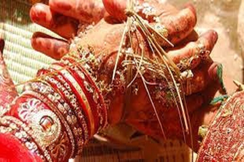 বয়স বাড়লে স্বামী-স্ত্রীর একে অপরের অবলম্বনে পরিণত হয়ে থাকেন ৷ জীবনে ওঠাপড়ার ক্ষেত্রে স্বামী-স্ত্রীর একে অপরের সহযোগিতা ভীষণ রূপে দরকার হয়ে থাকে ৷ প্রতীকী ছবি ৷