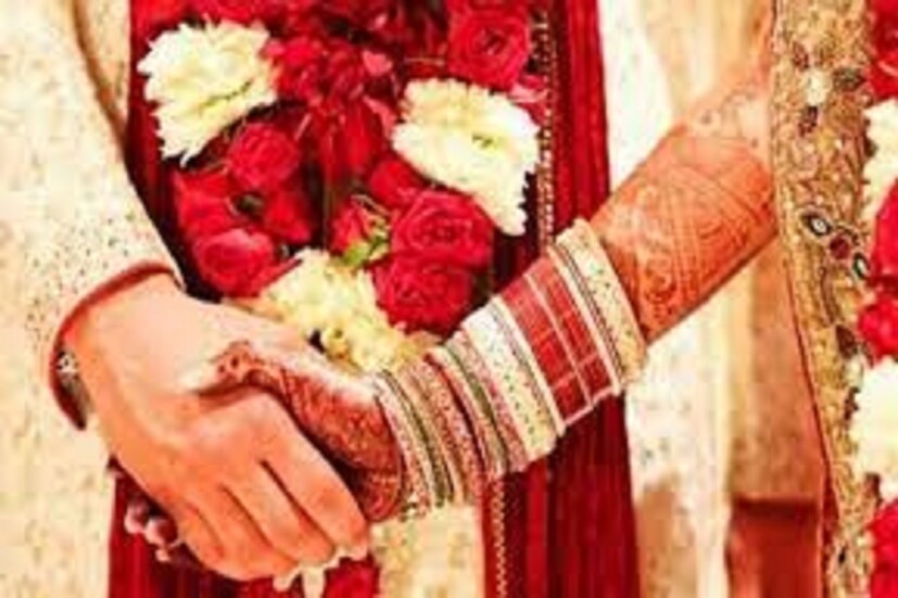 কিন্তু স্বামীর আগে স্ত্রী যদি ইহলোক ত্যাগ করেন সেক্ষেত্রে স্বামীর কাছে চাপ অত্যন্ত বৃদ্ধি পেয়ে থাকে ৷ তাঁর বাঁচার অবল্মবন কোনও ভাবেই পাওয়া যায়না ৷ প্রতীকী ছবি ৷