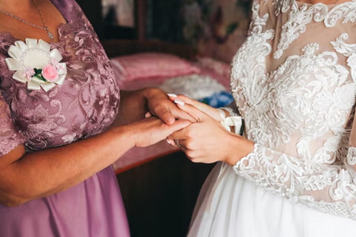 ছেলের বিয়ে দিতে গিয়ে এ কোন সত্যের মুখোমুখি হবু বরের মা! বিয়ের মণ্ডপেই সব ওলটপালট ছেলের বিয়ে দিতে গিয়ে এ কোন সত্যের মুখোমুখি হবু বরের মা! বিয়ের মণ্ডপেই সব ওলটপালট