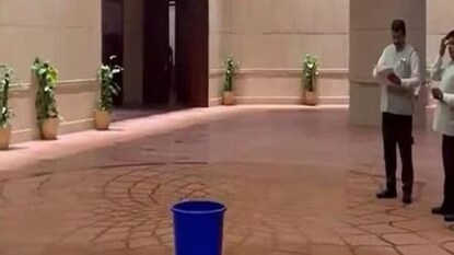 বালতি নিয়ে কোনও মতে সামাল দেওয়া হচ্ছে পরিস্থিতি। ছবি- এক্স। বালতি নিয়ে কোনও মতে সামাল দেওয়া হচ্ছে পরিস্থিতি। ছবি- এক্স।