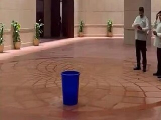 বালতি নিয়ে কোনও মতে সামাল দেওয়া হচ্ছে পরিস্থিতি। ছবি- এক্স।