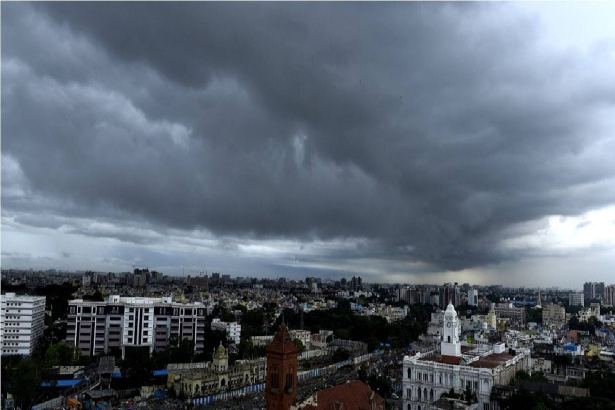 ১-২ঘণ্টায় ঝমঝমিয়ে নামবে বৃষ্টি! দক্ষিণের জেলায় তুমুল ঝড়জল!
