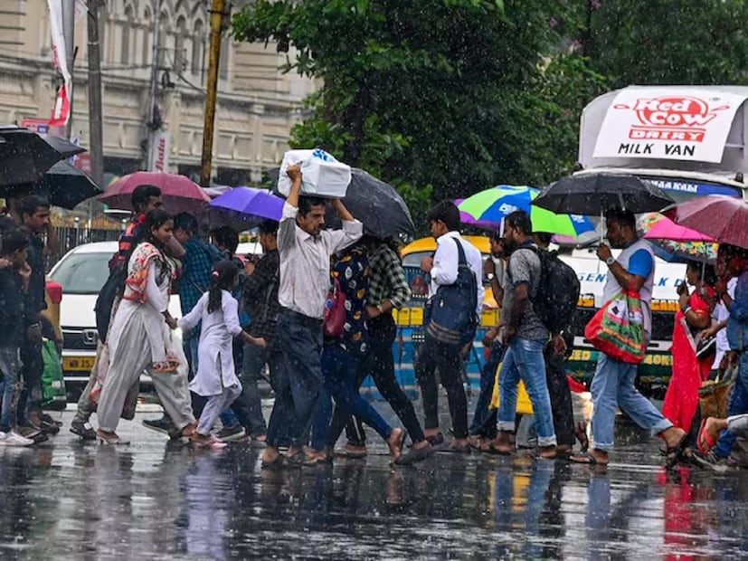 আবহাওয়াবিদ মৃত্যুঞ্জয় মহাপাত্র আরও বলেন, 'উত্তর-পশ্চিম ভারতে তাপমাত্রা কমার জন্য উত্তর-পশ্চিমী বাতাসের প্রয়োজন। কিন্তু তার অনুপস্থিতি শীত আসার পথে অন্তরায় হয়ে দাঁড়িয়েছে। একইসঙ্গে বর্ষার প্রবাহও লক্ষ্য করা যাচ্ছে, যা তাপমাত্রা কমতে দেয় না।