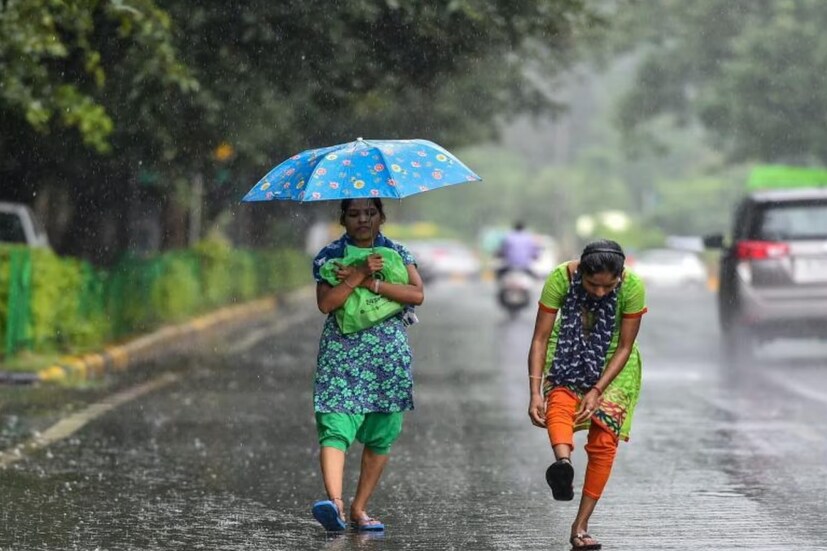 আবহাওয়া দফতর জানিয়েছে, কিছুক্ষণের মধ্যেই বাঁকুড়া বীরভূম হাওড়া ও উত্তর ২৪ পরগনা জেলায় বজ্রবিদ্যুৎ সহ বৃষ্টির সম্ভাবনা রয়েছে৷ 