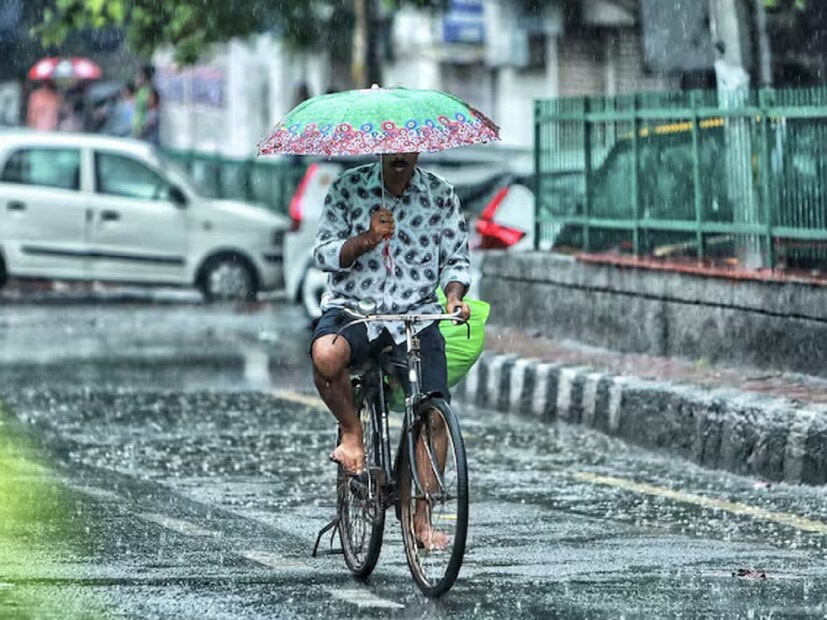 দক্ষিণবঙ্গে সোমবার বৃষ্টির সতর্কতা দুই জেলায়। কলকাতা ও উত্তর ২৪ পরগনা জেলায় বৃষ্টির পূর্বাভাস দিনভর। বজ্রবিদ্যুৎ-সহ হালকা থেকে মাঝারি বৃষ্টির সম্ভাবনা। সতর্কতা রয়েছে বজ্রপাতেরও। 