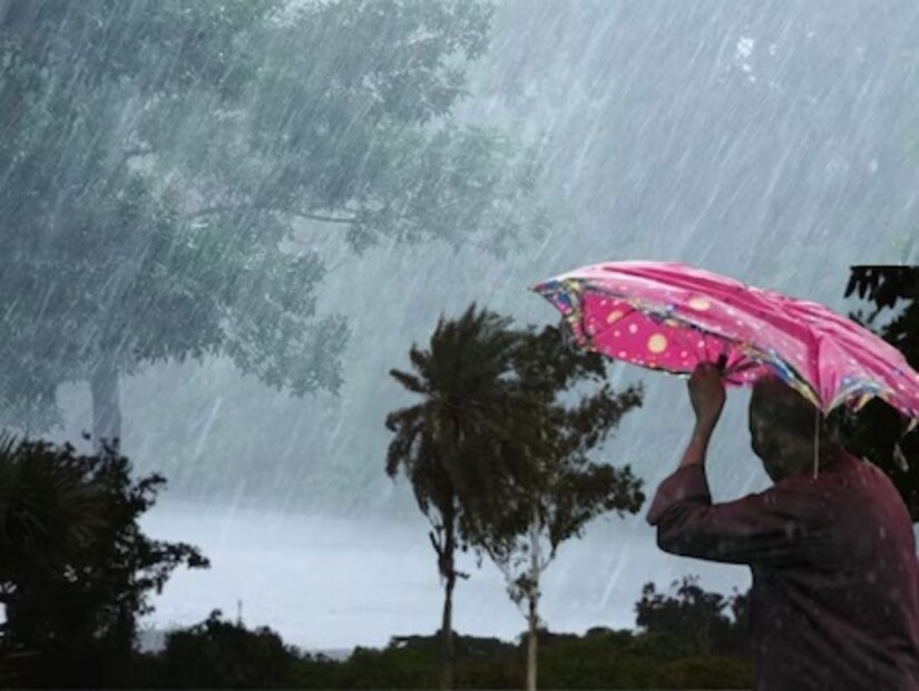 আলিপুর আবহাওয়া দফতরের তরফে জানানো হয়েছে গাঙ্গেয় বঙ্গের উপরে তৈরি হয়েছে ঘূর্ণাবর্ত৷ ফলে আগামী কয়েক দিন দক্ষিণবঙ্গের বিভিন্ন জেলায় বৃষ্টি হবে৷