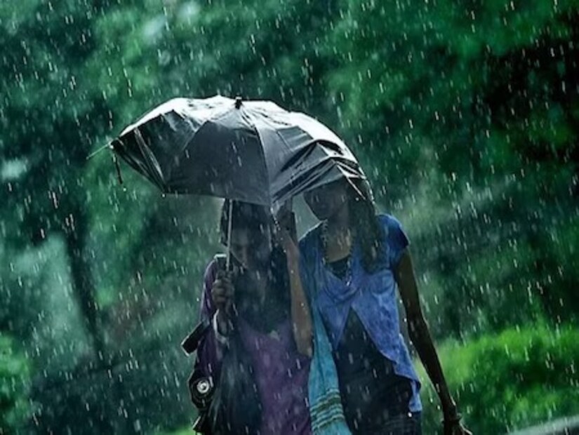 ভারী বৃষ্টির পূর্বাভাস দেওয়া হয়েছে দক্ষিণবঙ্গের কিছু জেলায়৷ এখনও পর্যন্ত বর্ষার মরশুমে বৃষ্টির যে ঘাটতি রয়েছে, তার কিছুটা পূরণ হতে পারে অগাস্টের ভারী বর্ষণে৷ ধারণা আবহবিদদের৷