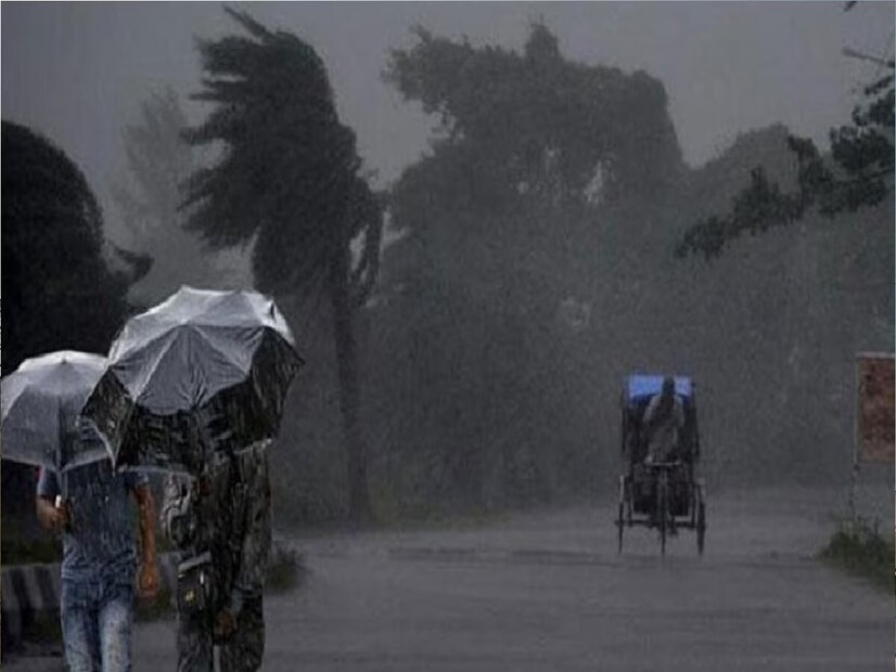 সোমবার কোন সতর্কবার্তা নেই দক্ষিণবঙ্গের জেলাগুলির জন্য। তবে মঙ্গলবার ফের ভারী বৃষ্টির সম্ভাবনা রয়েছে পশ্চিমের জেলাগুলিতে। ভারী বৃষ্টি হতে পারে পুরুলিয়া, পশ্চিম বর্ধমান, বীরভূম এবং মুর্শিদাবাদ জেলাতে।