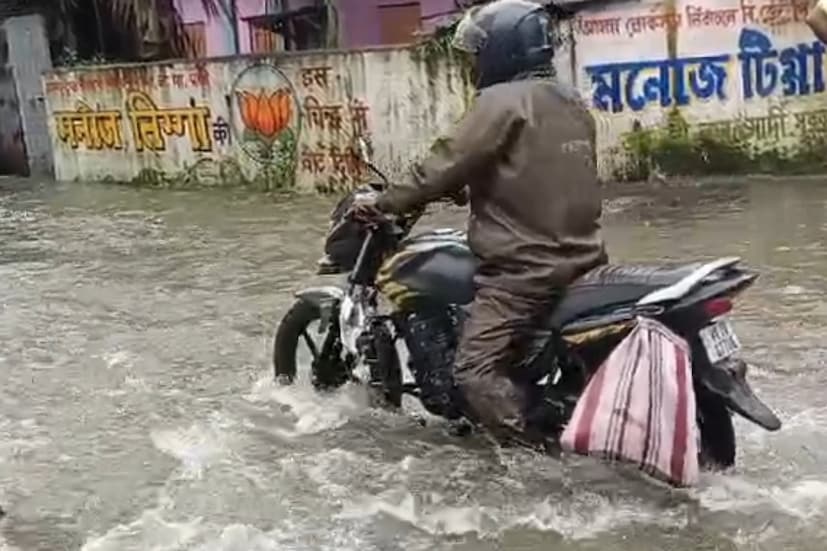 ভোটের সময় জনপ্রতিনিধিরা এসে নিকাশি ব্যবস্থা উন্নতির আশ্বাস দেন। কিন্তু ভোট মিটতেই আর তাদের দেখা পাওয়া যায়না। এমনকি গ্রাম পঞ্চায়েত সদস্য ও প্রধানদেরও দেখা মেলে না এলাকায়। স্থানীয় বাসিন্দা রিনা বিশ্বাস বলেন, “প্রধান, বিডিও, পঞ্চায়েত সকলকেই অভিযোগ জানিয়ে আসছিও আশ্বাস মিললেও কোনো কাজ হচ্ছে না। বছরের পর বছর জল যন্ত্রনায় ভুগতে হচ্ছে আমাদের।” 