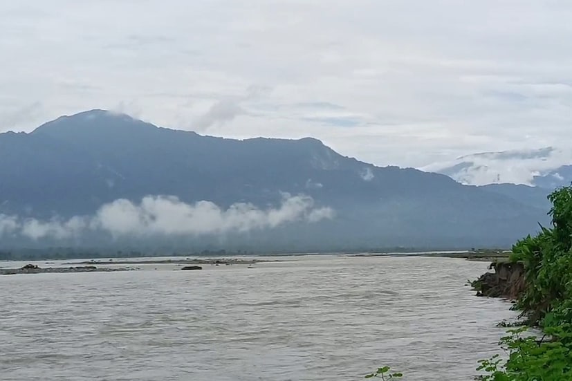 পাশাপাশি, হ্যামিল্টনগঞ্জ থেকে আলিপুরদুয়ারগামী রাজ্য সড়কেও প্রবল বেগে বইতে থাকে জল। দুপুর হয়ে গেলেও জলস্তর কমেনা লতবাড়ি গ্রাম পঞ্চায়েতের সংলগ্ন সুভাষপল্লী এলাকায়। বাসিন্দাদের অভিযোগ, বেহাল নিকাশি ব্যবস্থার দরুন এমনটা হচ্ছে। 