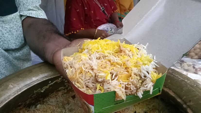 আবার আলুর পরিবর্তে বিরিয়ানির মধ্যে থাকছে কাঁচা-পাকা আমের পিস। গন্ধে ও স্বাদে আম। নতুন এই বিরিয়ানির চাহিদা বাড়ছে বাজারে। মালদহের এক ক্যাটারার প্রথম এই ম্যাঙ্গো বিরিয়ানি তৈরি করছেন। আম দিয়ে বিভিন্ন খাবার তৈরি হচ্ছে সেই চিন্তা ভাবনা থেকেই ম্যাঙ্গো বিরিয়ানি তৈরির পরিকল্পনা নিয়েছিলেন ক্যাটারারের মালিক কৌশিক দাস।