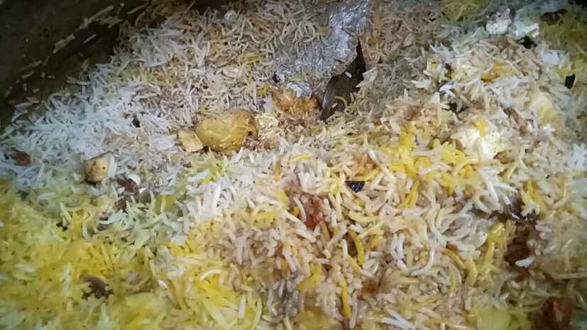 এছাড়াও এর মধ্যে মেশানো হয়, কাঁচা পাকা আমের টুকরো, আলু, পনির মাশরুম। এই সমস্ত সামগ্রী দিয়ে তৈরি করা হয় এই ম্যাঙ্গো বিরিয়ানি। প্রথমে পাকা আমের সঙ্গে চালের মিশ্রণ তারপরও মশলা হিসাবে আমচুড়ের গুঁড়ো এই সমস্ত কিছু ব্যবহারের ফলে বিরিয়ানি থেকে আমের গন্ধ যেমন বের হচ্ছে তেমনি স্বাদ ও আমের মত।