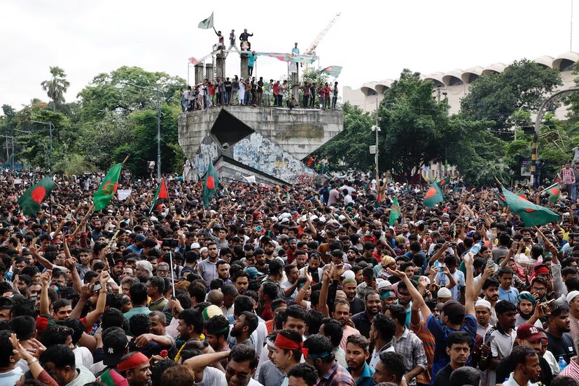 অন্যদিকে, বাংলাদেশের অস্থিরতার কারণে নিরাপত্তা বাড়ানো হচ্ছে ভারত বাংলা সীমান্তে। শিলিগুড়ি সংলগ্ন ফুলবাড়ির বাংলাবান্ধা সীমান্তে বাংলাদেশের দিকে শুরু হয়েছে জনরোষ।