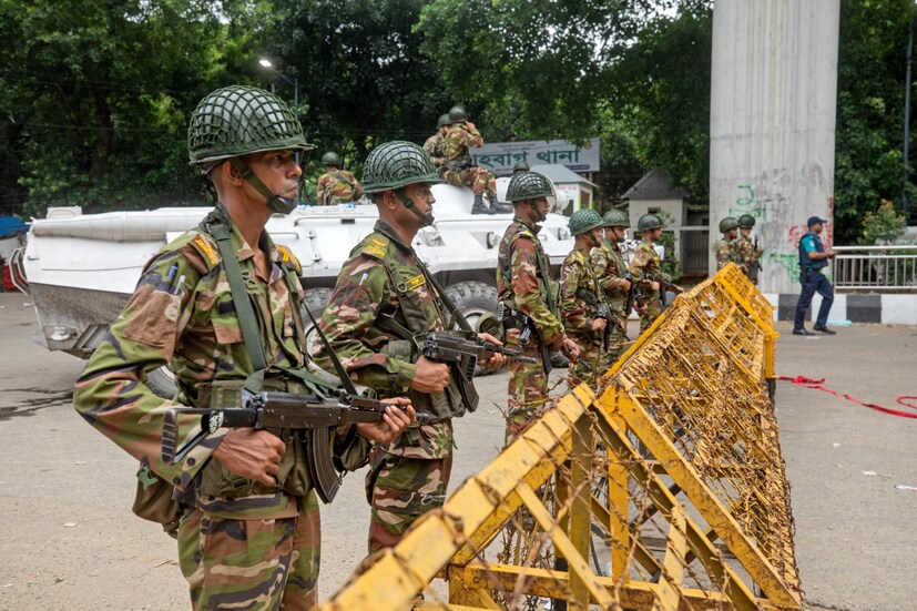 বাংলাদেশের হাসিনা সরকারের পতনের পর অগ্নিগর্ভ পরিস্থিতি সমগ্র বাংলাদেশে। সেই অগ্নিগর্ভ পরিস্থিতির আঁচ পড়তে দেখা গেল দক্ষিণ দিনাজপুর জেলার হিলি আন্তর্জাতিক স্থল বন্দরে। ভারত সীমান্তে তারপর থেকেই অভিবাসন দফতর বন্ধ করে দেওয়া হয়েছিল। এমনকি বন্ধ করে দেওয়া হয়েছিল চেকপোস্টও। (সুস্মিতা গোস্বামী) বাংলাদেশের হাসিনা সরকারের পতনের পর অগ্নিগর্ভ পরিস্থিতি সমগ্র বাংলাদেশে। সেই অগ্নিগর্ভ পরিস্থিতির আঁচ পড়তে দেখা গেল দক্ষিণ দিনাজপুর জেলার হিলি আন্তর্জাতিক স্থল বন্দরে। ভারত সীমান্তে তারপর থেকেই অভিবাসন দফতর বন্ধ করে দেওয়া হয়েছিল। এমনকি বন্ধ করে দেওয়া হয়েছিল চেকপোস্টও। (সুস্মিতা গোস্বামী)