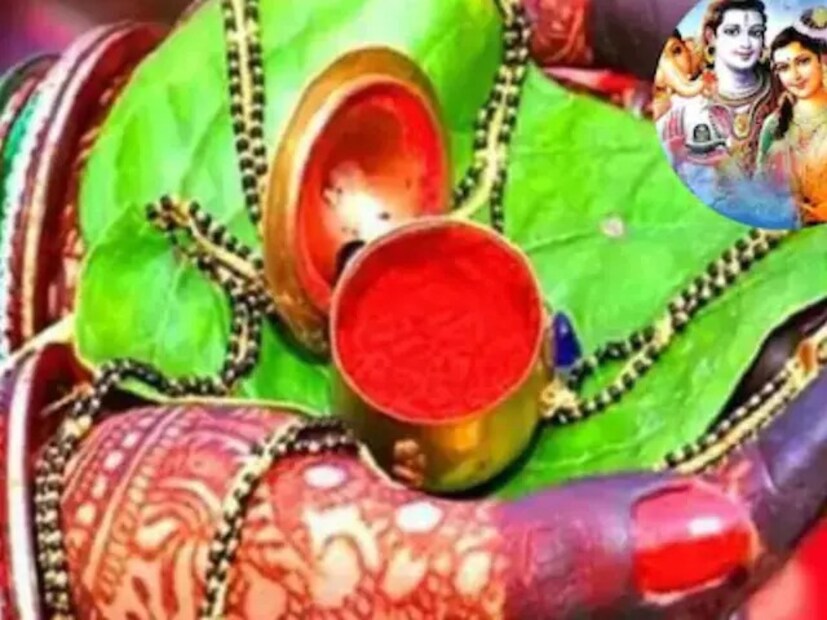 স্বামী এবং সংসারের মঙ্গলকামনায় এই তিথি পালন করেন বিবাহিতারা। তাঁরা সেজে ওঠেন ষোলো শৃঙ্গারে। 