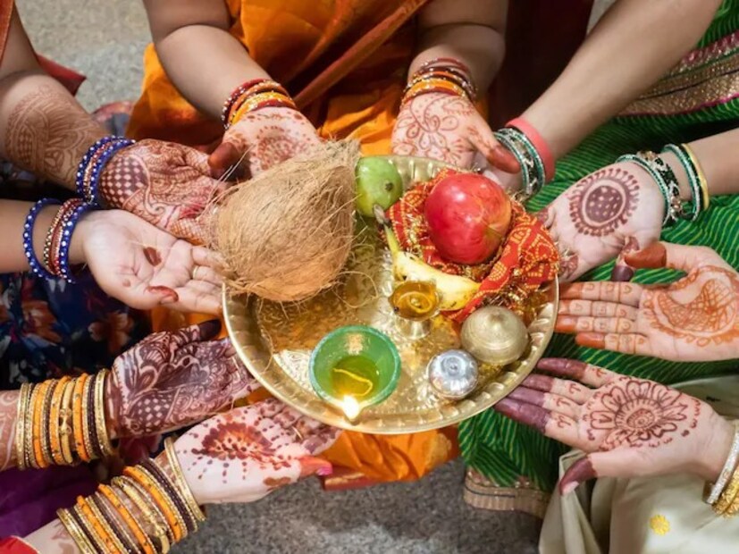 হরিয়ালী তীজে ব্রতীরা নিষ্ঠাভরে পুজো করেন হরগৌরীর৷ স্বামী ও সংসারের মঙ্গলকামনায় এই ব্রতপালন করেন বিবাহিতারা৷ সুপাত্র স্বামী পাওয়ার স্বপ্নে ব্রতপালন করেন অবিবাহিতারাও৷