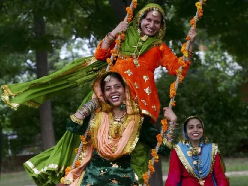শ্রাবণমাসে হরিয়ালী তীজ তিথি উপলক্ষে কিছু রাশির কপাল খুলতে চলেছে৷ সৌভাগ্যের বর্ষায় প্লাবিত হতে চলেছেন সেই রাশির জাতক জাতিকারা৷ বলছেন জ্যোতিষ বিশারদ পণ্ডিত রাজকুমার শাস্ত্রী৷