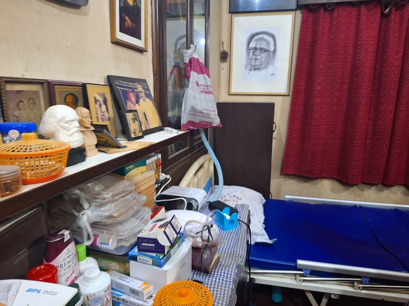 শরীর সঙ্গ দিচ্ছিল না ঠিকই, ক্ষীণ হয়ে আসছিল দৃষ্টি শক্তি, তবুও জীবন বিমুখ ছিলেন না কমরেড বুদ্ধদেব ভট্টাচার্য। প্রবাদ প্রতিম কমরেড বরং জীবনের শেষ দিন পর্যন্ত গোটা বিশ্বের সঙ্গে জুড়ে ছিলেন পত্র পত্রিকা ও খবরের কাগজের সূত্রে। আর জীবন জুড়ে ছিল রবীন্দ্রনাথ।