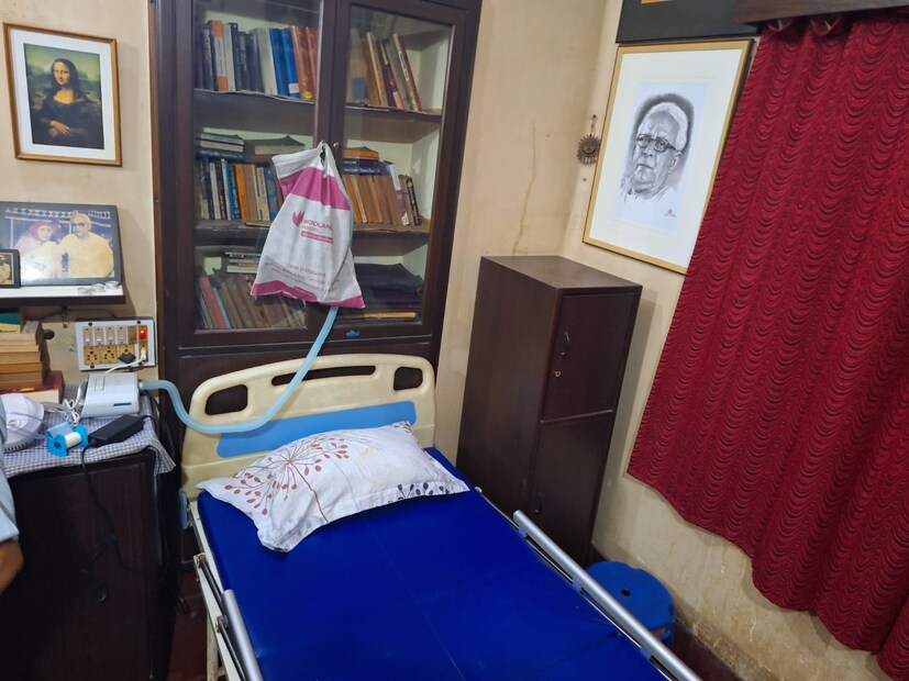 ওরহান পামুকের 'দ্য মিউজিয়াম অফ ইনোসেন্স', 'মাই নেম ইজ রেড'-এর মতো বই ছিল তাঁর পছন্দের তালিকায়। বাংলা সাহিত্যের একনিষ্ট ভক্ত ছিলেন বুদ্ধবাবু। মানিক বন্দ্যোপাধ্যায় থেকে সুনীল গঙ্গোপাধ্যায় বইয়ের তাকে কে নেই! বাংলাদেশের আখতারুজ্জামান ইলিয়াস, শামসুর রহমানের কবিতা পড়তেন নিয়মিত। শেষদিকে পড়ে দিতেন তাঁর সঙ্গীরা। সমসাময়িক ঘটনাবলী সম্পর্কে সবসময় থাকতেন ওয়াকিবহাল।
