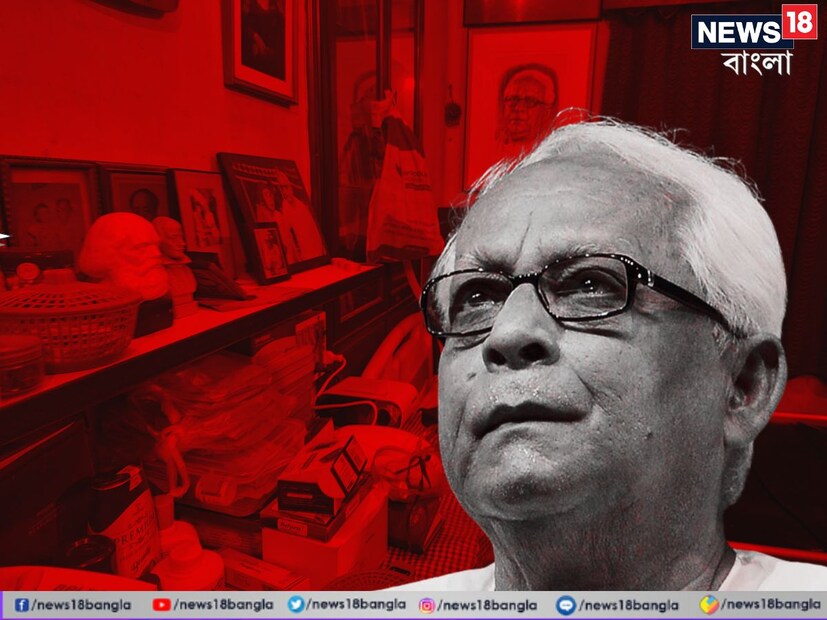 দীর্ঘকাল ধরে এই ঘরেই তাঁর বসবাস। গত কয়েকবছর বাড়ির বাইরে বেরোনো ছিল কার্যত বন্ধ। দশ ফুট বাই বারো ফুটের এই ছোট্ট ঘরেই ছিল প্রাক্তন মুখ্যমন্ত্রী বুদ্ধদেব ভট্টাচার্যের চিরকালীন সাদা ধুতি-পাঞ্জাবির মতোই এক নিপাট সাদামাটা অনাড়ম্বর জীবন, নিস্তরঙ্গ যাপন।