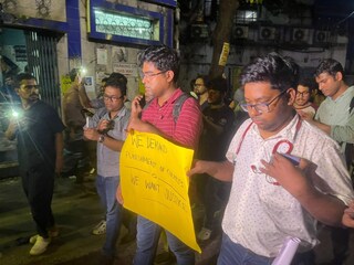 ছাত্রীর মৃত্যুতে মোমবাতি মিছিল।