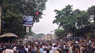 আর জি করের গেটের সামনে ধুন্ধুমার! আর জি করের গেটের সামনে ধুন্ধুমার!