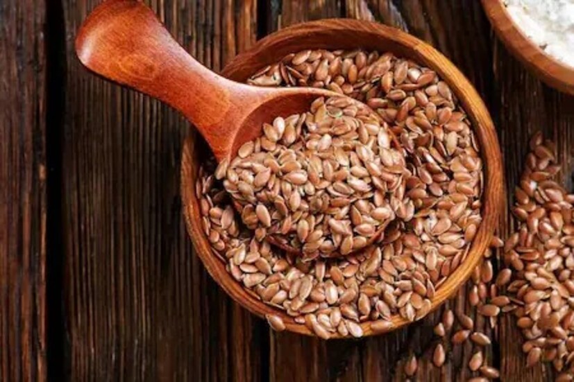 Flaxseedশণের বীজে রয়েছে ওমেগা-৩ ফ্যাটি অ্যাসিড, যা চুলের বৃদ্ধি বাড়ায় এবং চুল ঘন করে। আরও ভাল ফলাফলের জন্য, শণের বীজ সারারাত ভিজিয়ে রাখুন এবং সকালে সেবন করুন। অথবা চুলে তিসির তেল লাগিয়ে ৩০ মিনিট পর ধুয়ে ফেলুন।