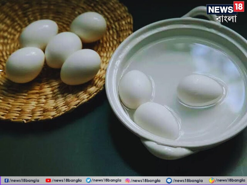 সেদ্ধ ডিম ছাড়াতে গেলেই ভেঙে যায়? ডিম খুবলে যায় হাফ বয়েল্ড হলে? এসবের সমাধান নিমেষেই। জেনে নিন নিখুঁত ভাবে ডিম ছাড়ানোর সহজ উপায়।