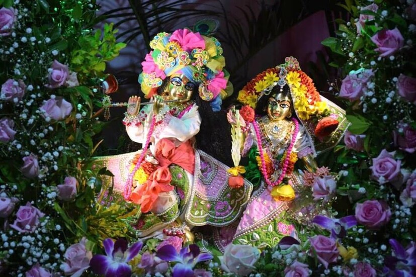 ঝুলনযাত্রা চলে পূর্ণিমা পর্যন্ত৷ একে ঝুলনপূর্ণিমা বা রাখীপূর্ণিমাও বলা হয়৷ এ বছর ঝুলনযাত্রা শুরু হবে ৩০ শ্রাবণ বা ১৫ অগাস্ট, বৃহস্পতিবার৷ 