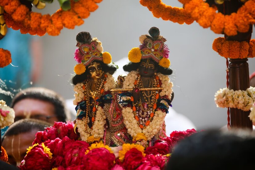 বিশুদ্ধ সিদ্ধান্ত পঞ্জিকা অনুসারে পূর্ণিমা শুরু হবে ২ ভাদ্র বা ১৮ অগাস্ট, রবিবার ৩.০৬ মিনিটে বা সোমবার ভোররাতে৷